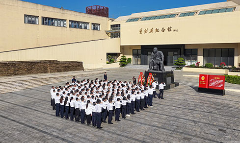 “赓续红色血脉 践行实干担任” <br>重温入党誓词